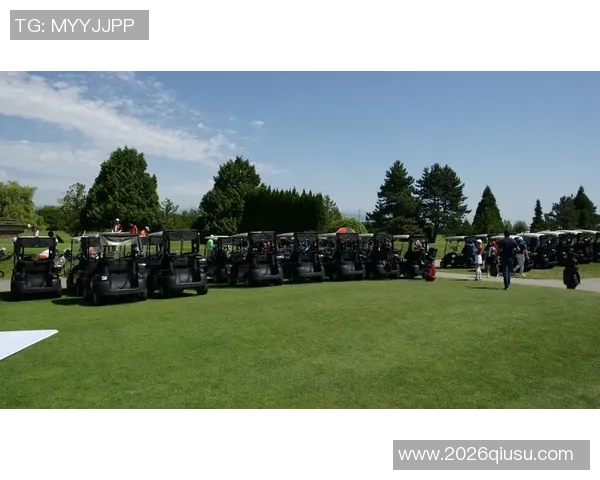 富保罗表达对小里球技的欣赏并请求其传授高尔夫技巧